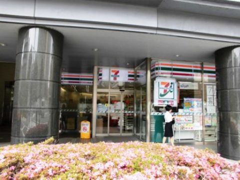 1階、玄関 東側コンビニ