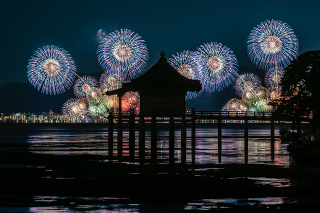 日本最大の湖面に映える水中花火！2025びわ湖大花火大会（滋賀県大津市）