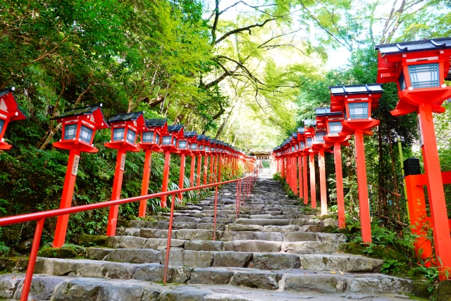 天然のクーラーで別世界の涼しさ｜貴船の川床（5月1日～9月30日）