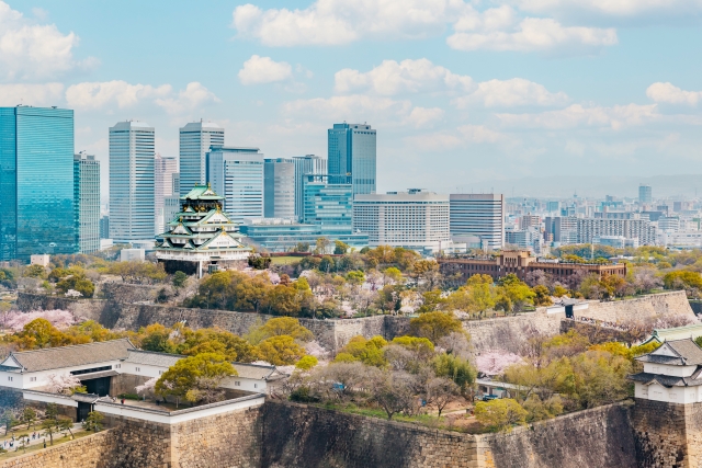 大阪城公園で楽しむ四季折々の花と歴史建造物