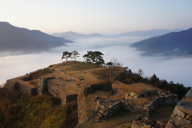 竹田城跡の秋の絶景：雲海と紅葉が織り成す幻想的な風景