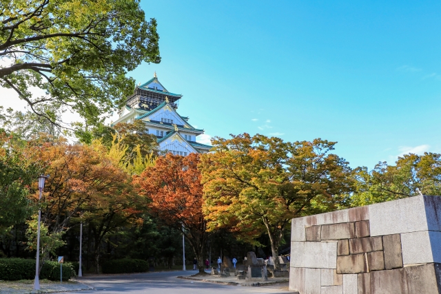 歴史ある城と紅葉のコラボレーション「大阪城公園」