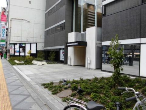 正面玄関の1階、外見 全体