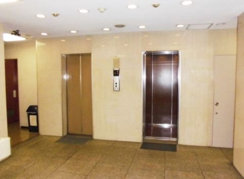 1階、EVホール・2基