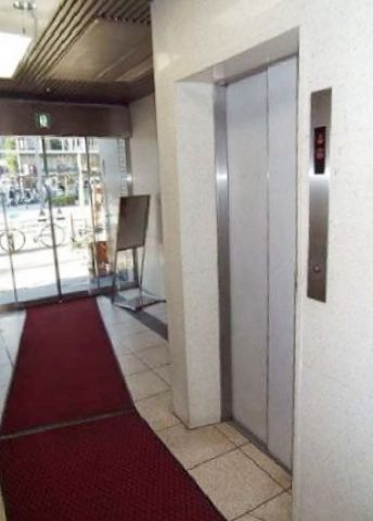 1階、EVホール&エントランス内