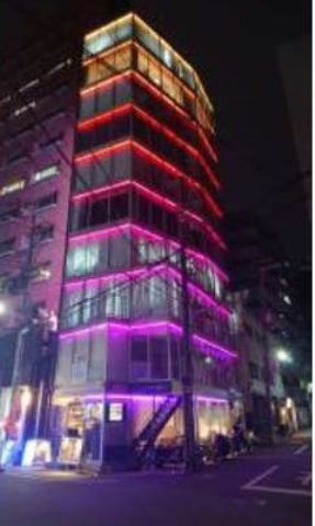 夜間、外観