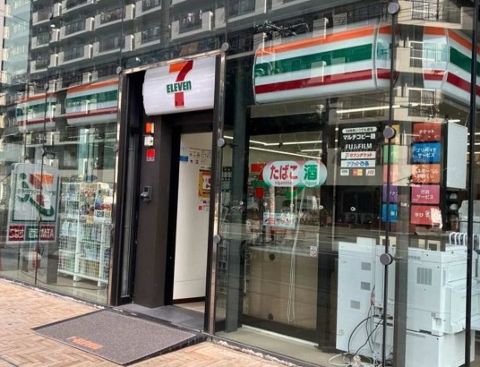 1階、コンビニ