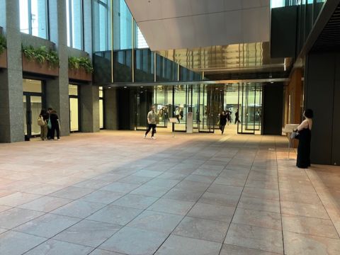 駅、直結エントランス内