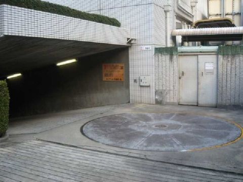駐車場、入口