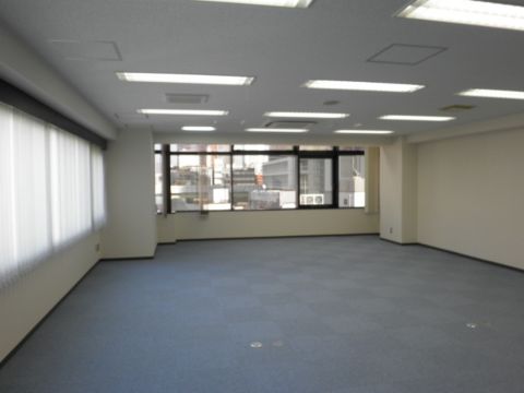 室内、8階