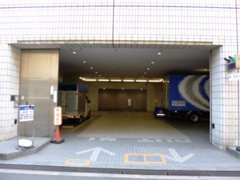 駐車場、西側出入口