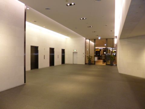 オフィス棟、エントランス内②