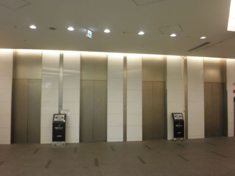 1階、EVホール