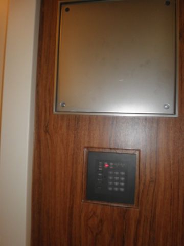 貸室入口、セキュリティー